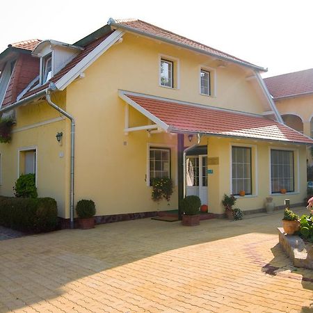 Hársfa Szálló Tamási Exterior foto