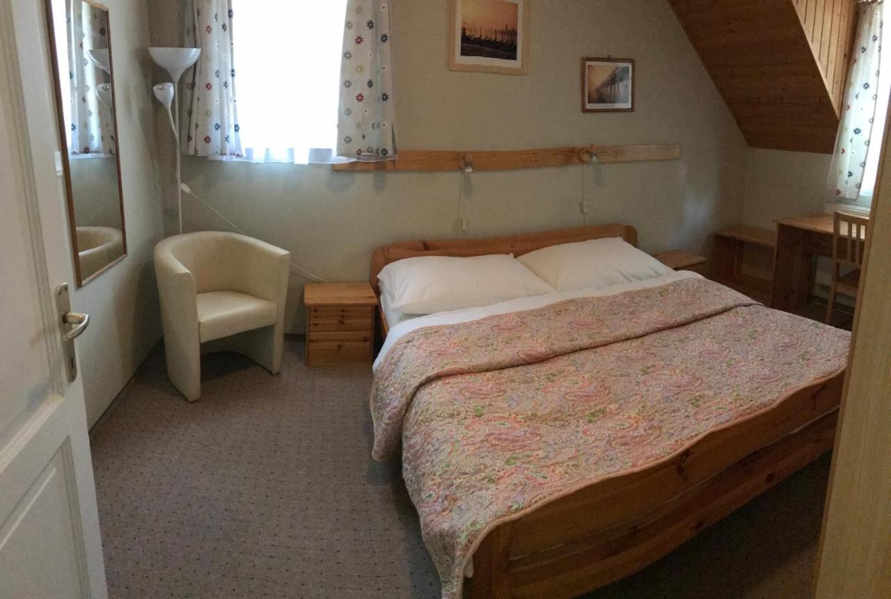 Hársfa Szálló Tamási Exterior foto
