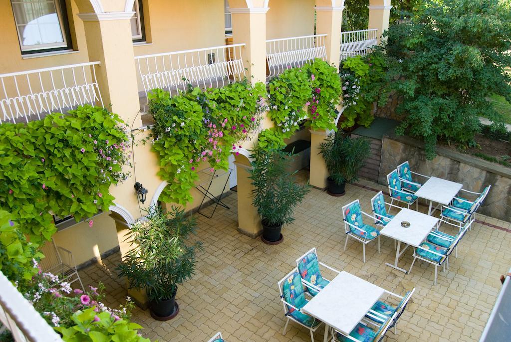 Hársfa Szálló Tamási Exterior foto