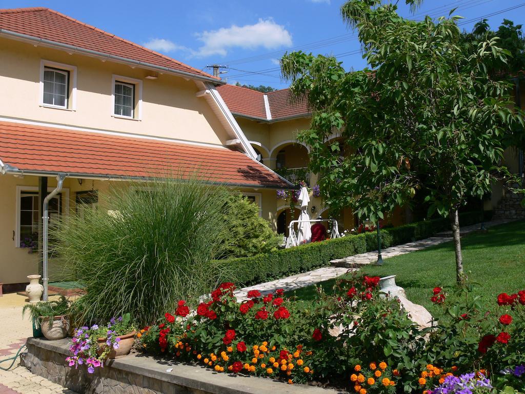 Hársfa Szálló Tamási Exterior foto