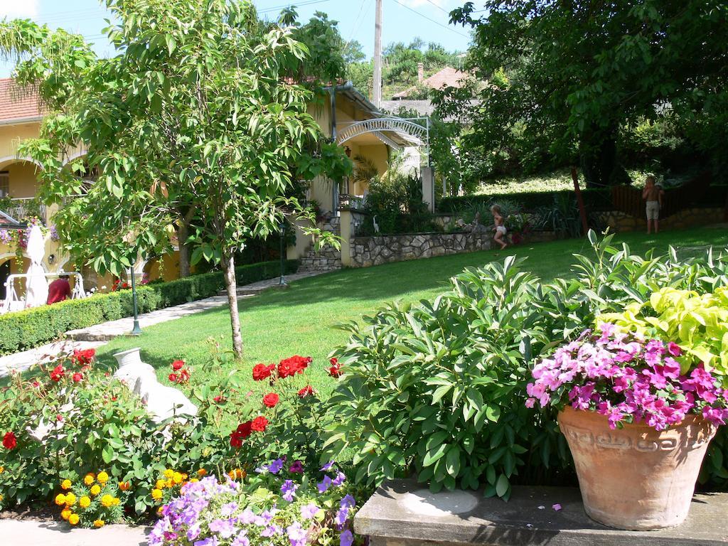 Hársfa Szálló Tamási Exterior foto