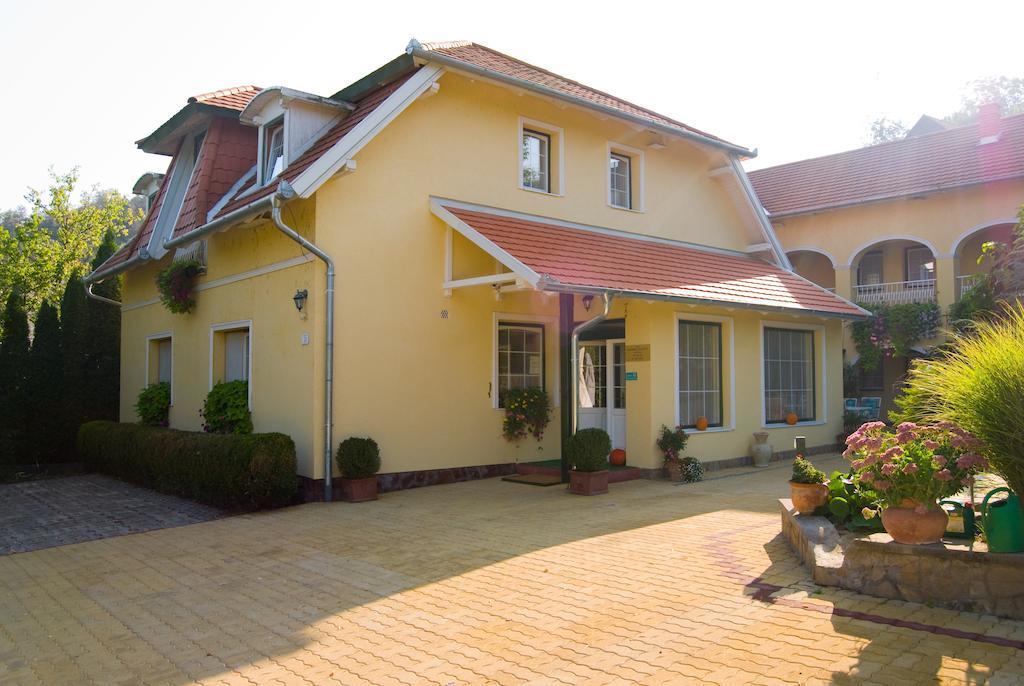 Hársfa Szálló Tamási Exterior foto