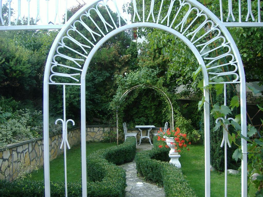 Hársfa Szálló Tamási Exterior foto